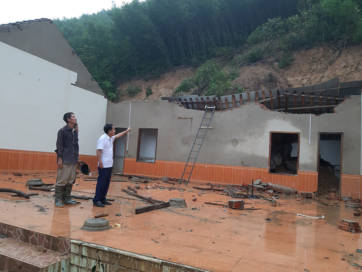 Sạt lở núi làm hư hỏng nhà cửa người dân tại thôn 1, 2 Đạm Thủy, xã Thạch Hóa.