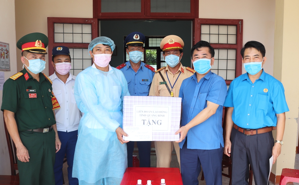  LĐLĐ tỉnh trao quà cho chốt kiểm soát dịch bệnh Covid - 19 ở xã Sen Thủy, Lệ Thủy. 