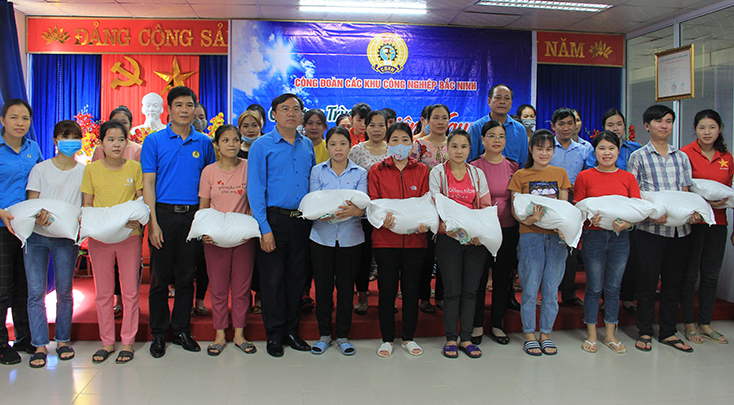 CĐ Khu công nghiệp Bắc Ninh phối hợp với CĐ Khu kinh tế tỉnh trao quà cho công nhân bị ảnh hưởng do mưa lũ
