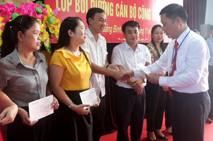 Lãnh đạo trường Chính trị tỉnh trao chứng nhận cho các học viên.