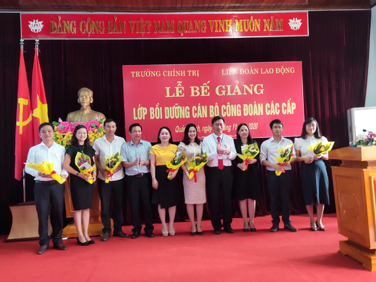 Lãnh đạo trường Chính trị tỉnh và Liên đoàn Lao động tỉnh trao thưởng cho các học viên xuất sắc. 