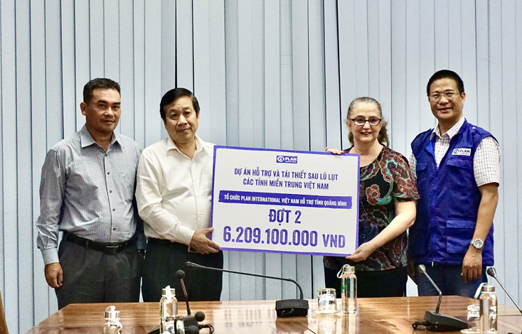 Đại diện PIV đã trao tượng trưng số tiền hơn 6,2 tỷ đồng hỗ trợ và tái thiết sau lũ lụt cho lãnh đạo tỉnh Quảng Bình.