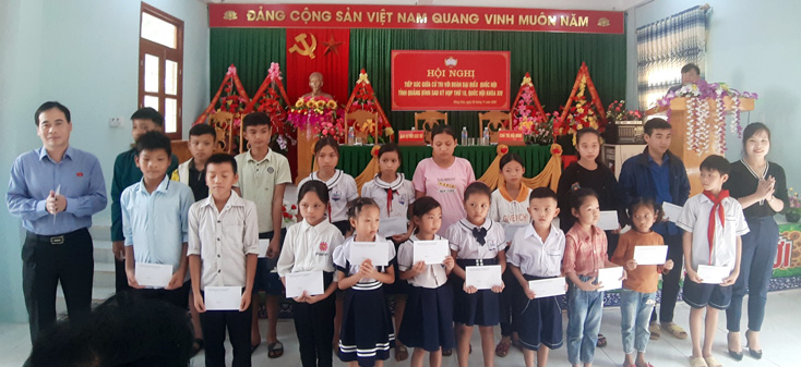 Đoàn ĐBQH tỉnh trao quà “tiếp sức đến trường” cho các em học sinh nghèo vượt khó học giỏi.