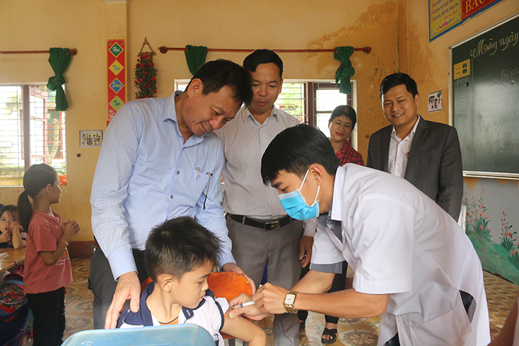 Lãnh đạo Trung tâm Kiểm soát bệnh tật tỉnh kiểm tra, giám sát công tiêm bổ sung vắc xin bạch hầu-uốn ván tại Trường tiểu học Đồng Hóa, huyện Tuyên Hóa.