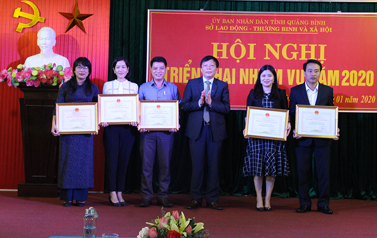 Đồng chí Nguyễn Trường Sơn, Giám đốc Sở LĐ-TB-XH khen thưởng cho các tập thể có thành tích xuất sắc trong công tác chuyên môn.