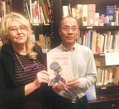  Tác giả cuốn sách, bà Sandra Scagliotti và ông Trần Doãn Trang. 
