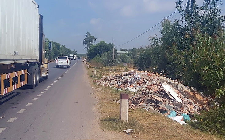 Nạn đổ trộm rác thải xây dựng trái phép làm ảnh hưởng đến mỹ quan nhiều đô thị của Quảng Bình. 