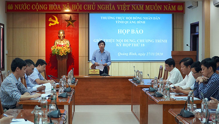 Đồng chí Phó Chủ tịch Thường trực HĐND tỉnh Nguyễn Công Huấn phát biểu tại buổi họp báo