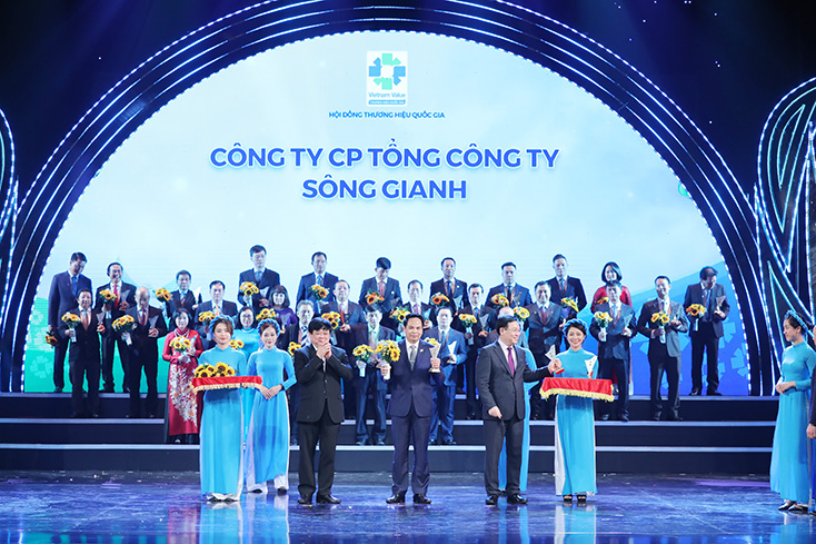  Đại diện lãnh đạo Công ty cổ phần Tổng công ty Sông Gianh nhận giải thưởng.