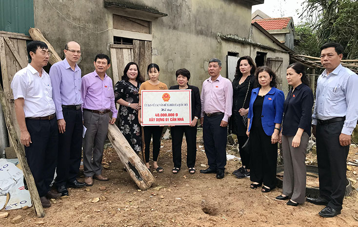 Đoàn công tác trao số tiền hỗ trợ cho gia đình có nhà ở bị sập tại xã Vạn Ninh