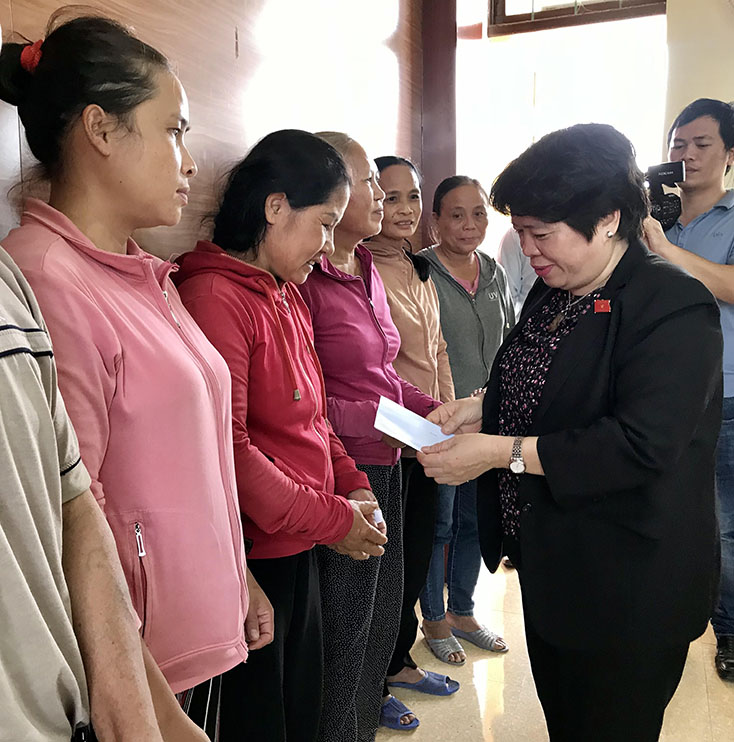 Đồng chí Nguyễn Thúy Anh, Chủ nhiệm Ủy ban về các vấn đề Xã hội của Quốc hội trao quà cho hộ gia đình có hoàn cảnh khó khăn tại xã Vạn Ninh