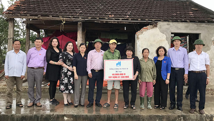 Đoàn công tác trao số tiền hỗ trợ cho gia đình có nhà ở bị sập tại xã Gia Ninh