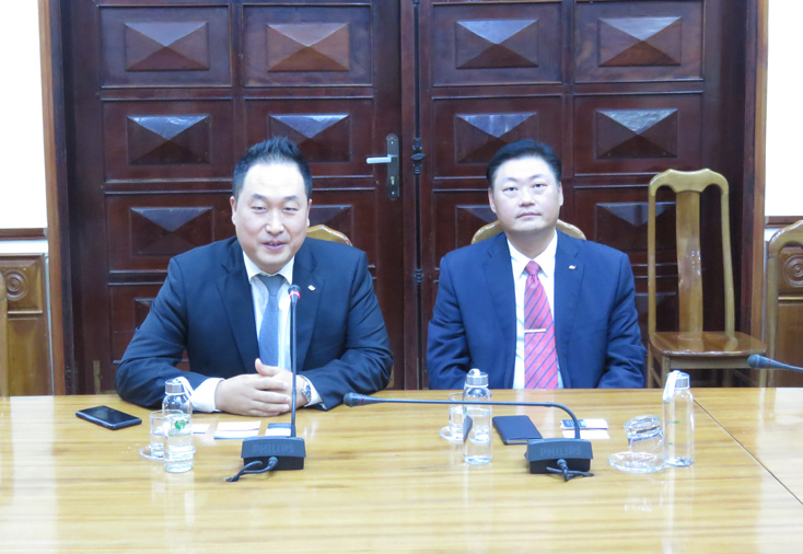 Ông Hong Sung và ông Lim Sung Jun-Phó Chủ tịch KORCHAM tại buổi làm việc với tỉnh ta.