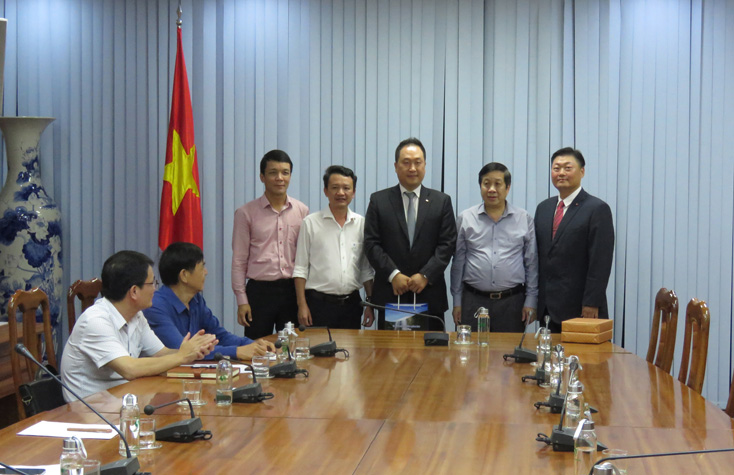 Đồng chí Nguyễn Xuân Quang cũng đã tặng quà lưu niệm của tỉnh cho KORCHAM