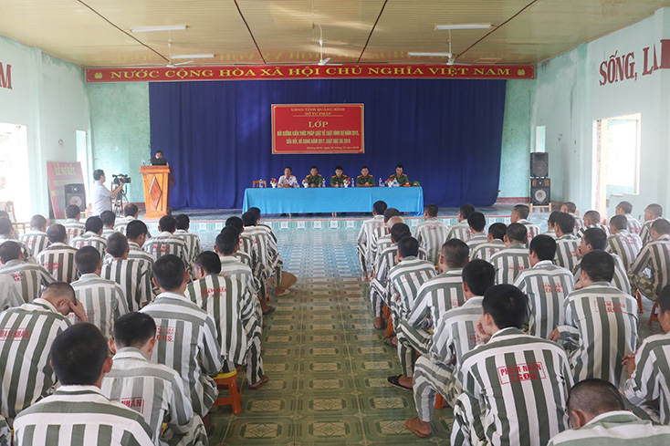Tổ chức tuyên truyền, PBGDPL cho các phạm nhân ở Trại giam Đồng Sơn.