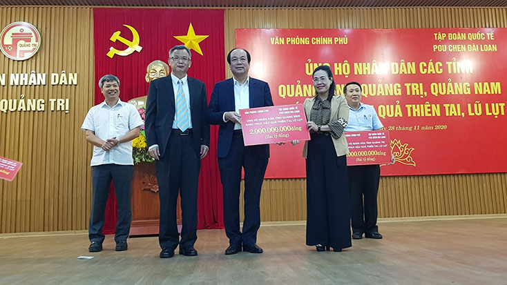 ồng chí Mai Tiến Dũng, Ủy viên Trung ương Đảng, Bộ trưởng, Chủ nhiệm Văn phòng Chính phủ và đại diện Tập đoàn Pou Chen trao tiền hỗ trợ cho tỉnh ta