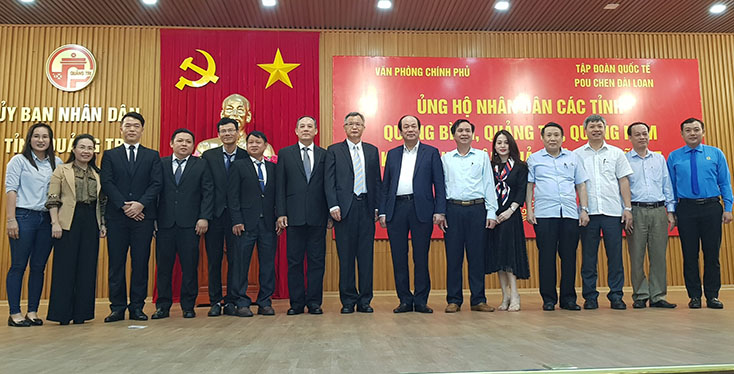 Đoàn công tác của Văn phòng Chính phủ, đại diện các tỉnh Quảng Bình, Quảng Trị, Quảng Nam và lãnh đạo Tập đoàn Pou Chen chụp ảnh lưu niệm