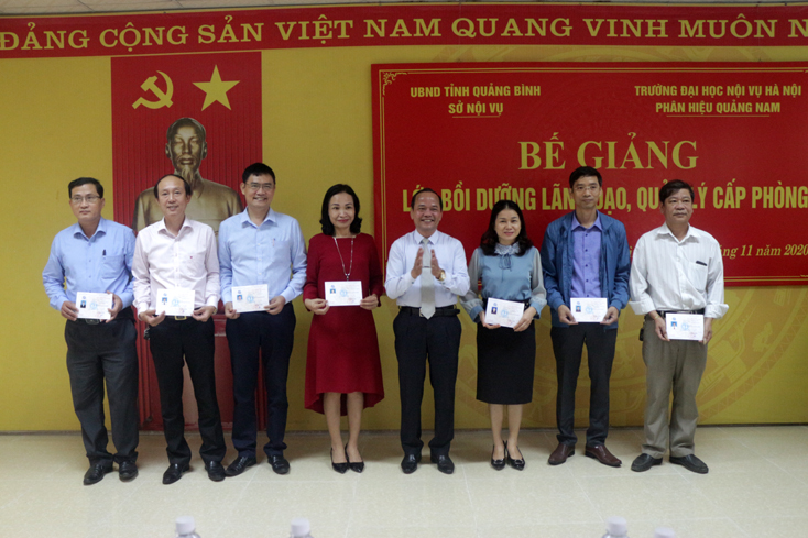 Lãnh đạo Trường Đại học Nội vụ Hà Nội (phân hiệu Quảng Nam) trao chứng nhận cho các học viên.