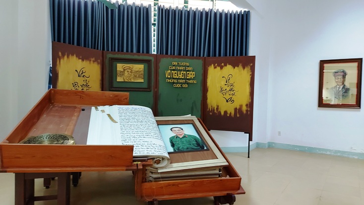    Bộ sách thư pháp xác lập kỷ lục thế giới về Đại tướng Võ Nguyên Giáp được trưng bày trang trọng trong không gian bảo tàng.