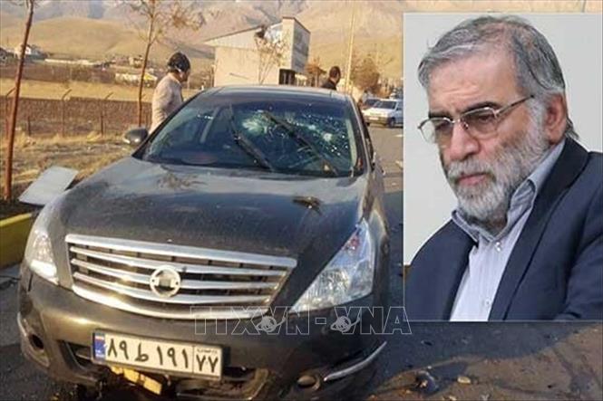 Chiếc xe (trái) của nhà khoa học hạt nhân Iran Mohsen Fakhrizadeh (phải) bị phá hủy trong một vụ tấn công vũ trang ở thành phố Absard, gần Tehran. Ảnh: IRNA/TTXVN