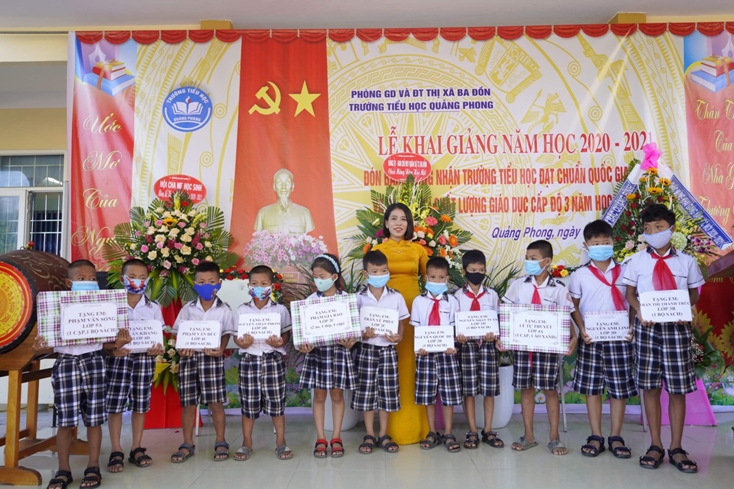  Cô giáo Nguyễn Thị Kim Thủy trao thưởng cho học sinh.