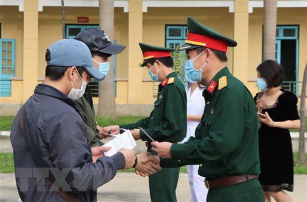 Lãnh đạo Bộ Chỉ huy quân sự tỉnh Hòa Bình trao giấy chứng nhận hoàn thành thời gian cách ly cho công dân. (Ảnh: Thanh Hải/TTXVN)