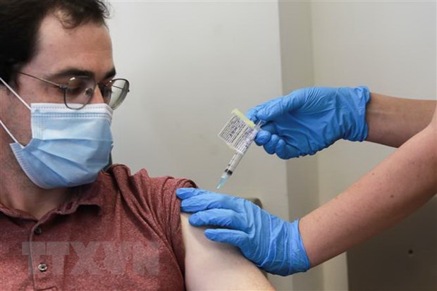  Tiêm thử nghiệm vắcxin ngừa COVID-19 cho tình nguyện viên tại Jerusalem. (Ảnh: THX/TTXVN)