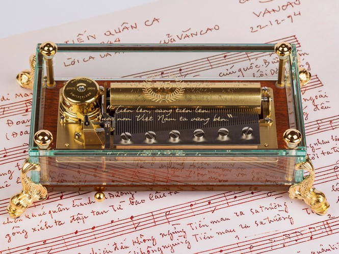 “Tiến quân ca” được nhà sản xuất hộp nhạc cơ khí hàng đầu thế giới chế tác và đưa vào chiếc hộp nhạc mạ vàng