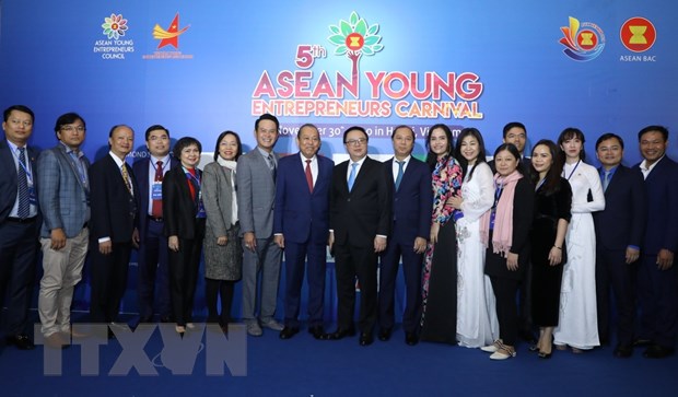 Phó Thủ tướng Thường trực Chính phủ Trương Hòa Bình với các đại biểu. (Ảnh: Văn Điệp/TTXVN)