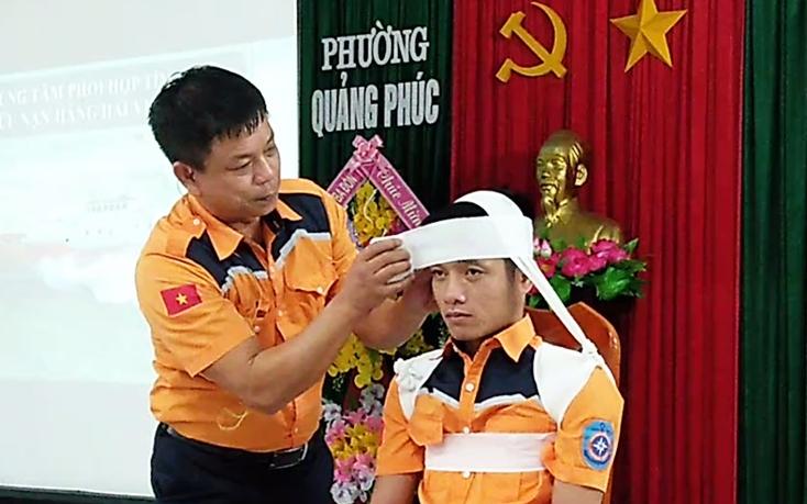 Ngư dân phường Quảng Phúc được các bác sỹ, cán bộ Trung tâm phối hợp tìm kiếm cứu nạn hàng hải Việt Nam hướng dẫn sơ cấp cứu trên biển.