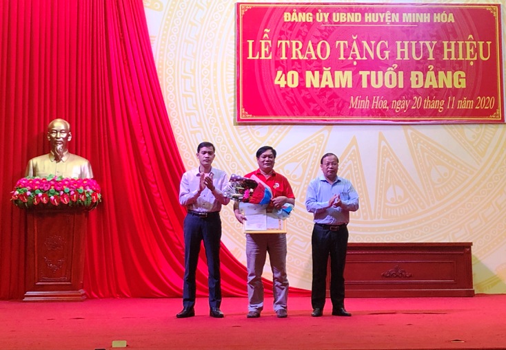   Trao tặng Huy hiệu 40 năm tuổi Đảng tại Đảng bộ UBND huyện Minh Hóa.