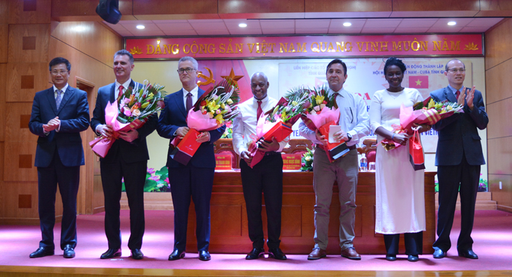 Đại diện lãnh đạo Liên hiệp các tổ chức hữu nghị và Ủy ban MTTQVN tỉnh tặng hoa, quà cho các chuyên gia Cuba đang làm việc tại Bệnh viện hữu nghị Việt Nam-Cuba Đồng Hới