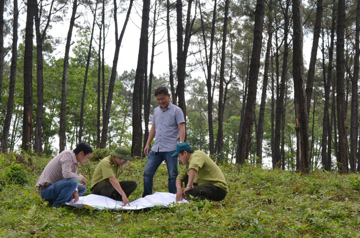 Cán bộ Kiểm lâm luôn hướng dẫn và phối hợp với các tổ bảo vệ rừng và bảo tồn thôn bản trong công tác giữ gìn tài nguyên rừng.