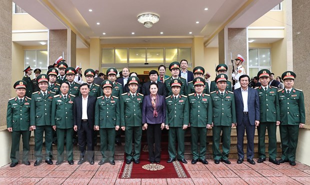 Chủ tịch Quốc hội Nguyễn Thị Kim Ngân với các cán bộ, sỹ quan chỉ huy Bộ Tư lệnh Quân khu 4. (Ảnh: Trọng Đức/TTXVN)