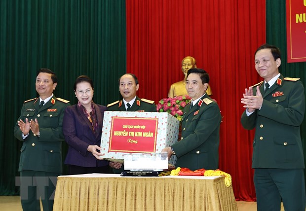 Chủ tịch Quốc hội Nguyễn Thị Kim Ngân tặng quà cho Bộ Tư lệnh Quân khu 4. (Ảnh: Trọng Đức/TTXVN)