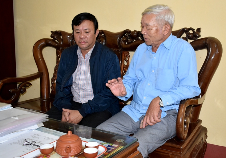  Ông Bùi Thanh Phò, Chủ tịch HĐQT kiêm Giám đốc HTX dịch vụ nông nghiệp Phú Hải trao đổi với ông Võ Thanh Hoài, Chủ tịch UBND phường Phú Hải về sự kiện xảy ra 123 năm trước ở làng Diêm Hải.