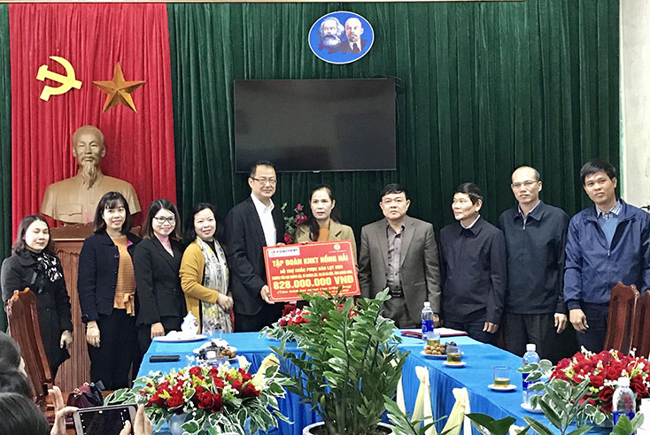 Đoàn công tác của Tập đoàn KHKT Hồng Hải trao hỗ trợ cho Trường tiểu học Quảng Lộc