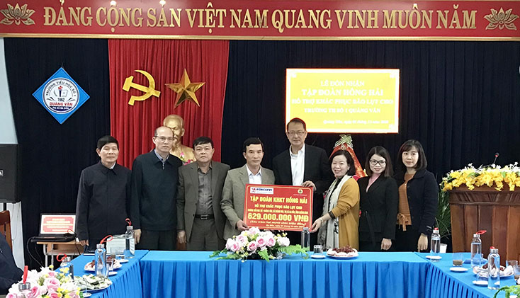 Đoàn công tác trao hỗ trợ Trường tiểu học số 1 Quảng Văn