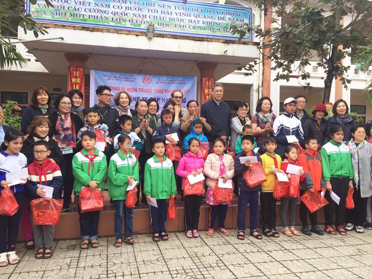 Đoàn trao học bổng cho các em học sinh có hoàn cảnh khó khăn trên địa bàn huyện Lệ Thủy. 