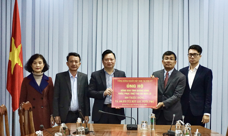 Thứ trưởng Bộ Ngoại giao Nguyễn Minh Vũ trao tượng trưng tiền hỗ trợ Quảng Bình khắc phục hậu quả mưa lũ.