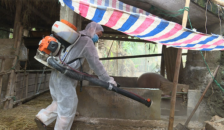 Lực lượng chức năng phun tiêu độc khử trùng chuồng trại chăn nuôi ở xã Phù Hóa