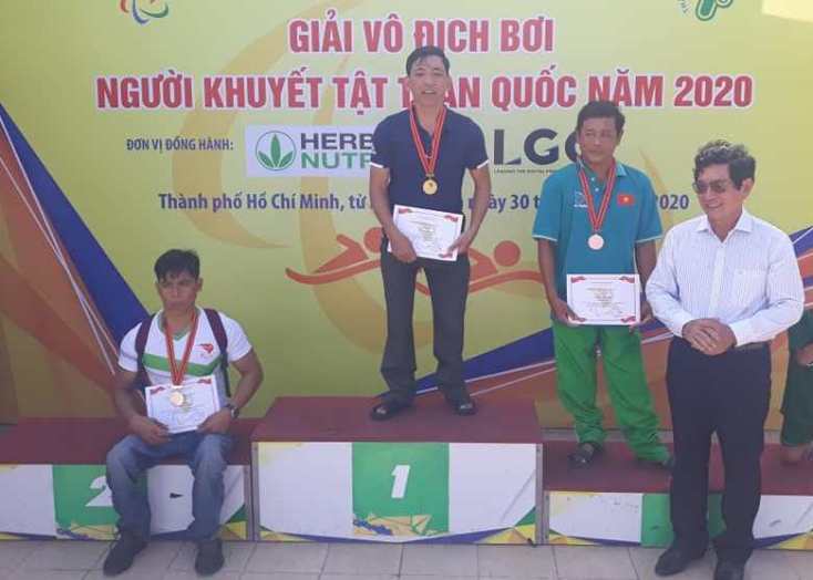   VĐV Mai Văn Đẩu đoạt Huy chương Vàng ở nội dung bơi 100m tự do.