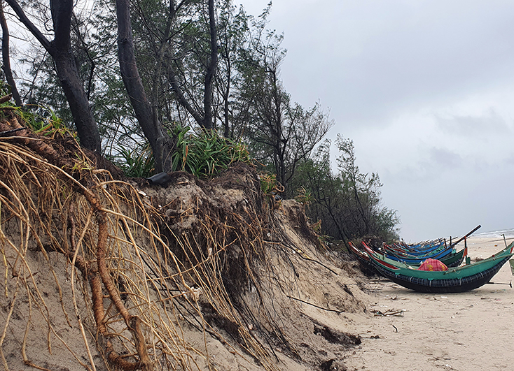 Một đoạn bờ biển sạt lở tại xã Ngư Thủy.