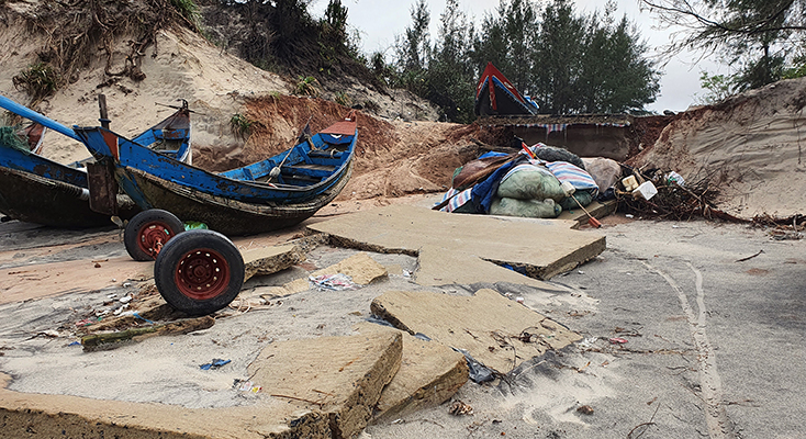 Đường giao thông ở thôn Tây Thôn bị sóng biển đánh sập.