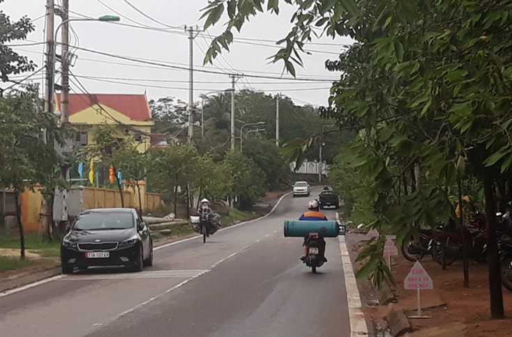 Vận chuyển gas nhưng không sử dụng các biện pháp bảo đảm an toàn (Ảnh chụp trên đường Trần Quang Khải, TP. Đồng Hới).