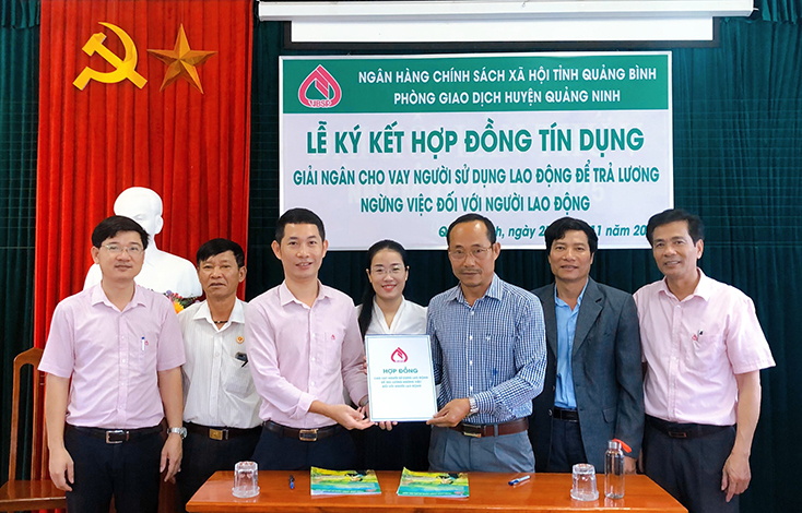 PGD NHCSXH huyện Quảng Ninh ký kết hợp đồng và giải ngân nguồn vốn vay cho Công ty TNHH Nghĩa Đạt.