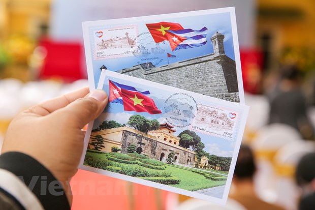  Hai mẫu tem được thể hiện góc nghiêng 3/4 trong nghệ thuật tạo hình và kiến trúc, miêu tả được vẻ đẹp cổ kính và uy nghiêm của các công trình nổi tiếng, biểu tượng lịch sử và văn hóa của Việt Nam và Cuba. (Ảnh: Minh Sơn/Vietnam+)
