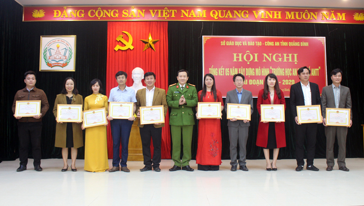 Đại tá Trần Quang Hiếu, Phó Giám đốc Công an tỉnh trao giấy khen cho các cá nhân đạt thành tích xuất sắc trong phong trào xây dựng  mô hình  