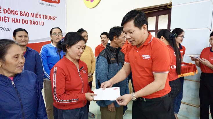 Giám đốc Văn phòng Tổng Đại lý Bảo hiểm nhân thọ Dai-ichi Việt Nam tại Quảng Bình Trần Hoài Nam trao tiền hỗ trợ bà con vùng ngập lụt huyện Quảng Ninh.