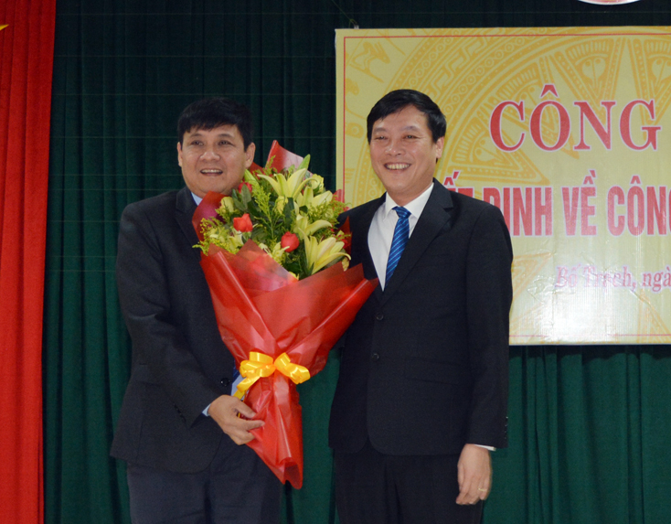 Đại diện lãnh đạo huyện Bố Trạch tặng hoa chúc mừng đồng chí Bí thư Huyện ủy mới.